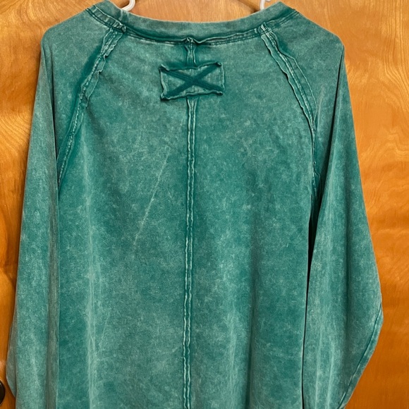 ZENANA. Turquoise/Green Long Distressed Sleeve Shirt. HAS THUMB HOLES. Size L. - Picture 5 of 6
